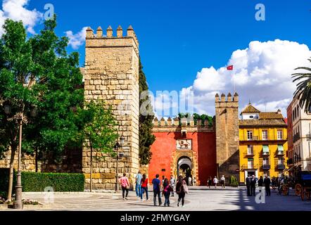 Sevilla, Andalusien, Spanien - 18. Mai 2013: Eingang (Löwentor`s) zum Palast Alcazar. Stockfoto